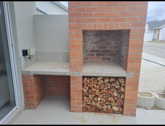 2 BEDROOM TOWNHOUSE FOR SALE IN GEORGE CENTRAL